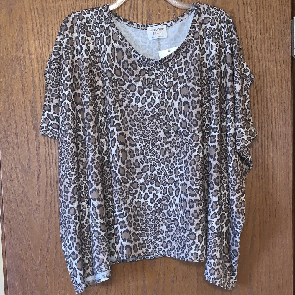 New Fantastic Fawn Brown Leopard Knit Short Sleeve Poncho Top Size Small